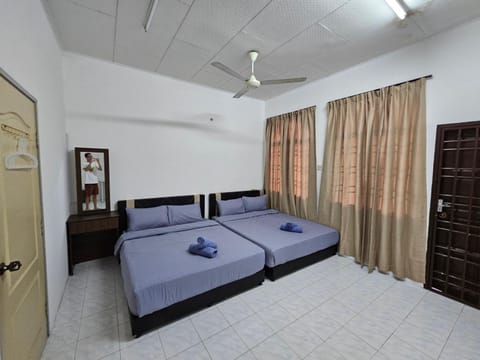 Bed, Photo of the whole room, Bedroom, fireplace, air conditioner