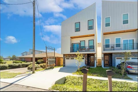 Property building, Day, Neighbourhood, Balcony/Terrace, Street view, Location, Parking