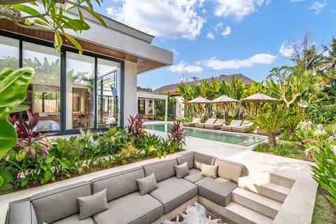 Day, Garden, View (from property/room), Seating area, Pool view