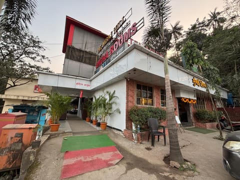 Property building, Day, Neighbourhood, Street view, Location, Parking