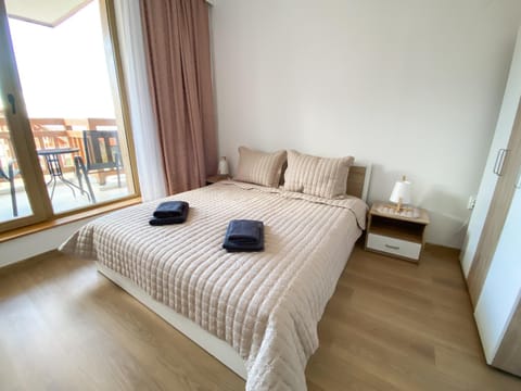 Bed, Bedroom, towels