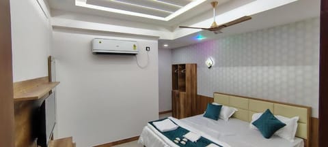 Bed, TV and multimedia, Photo of the whole room, Seating area, Bedroom, air conditioner