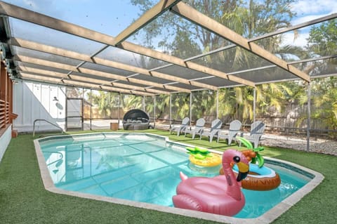 Massive 6 Br8ba All Suites, Pool Hot Tub Peloton House in Bradenton