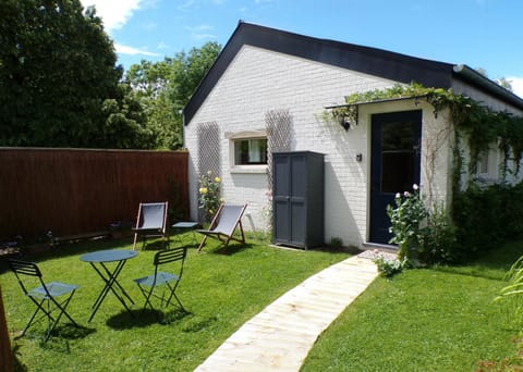 Property building, Garden, sunbed