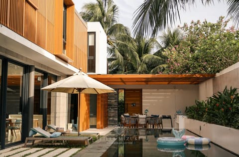 Property building, Patio, Day, Garden, Seating area, Garden view, sunbed