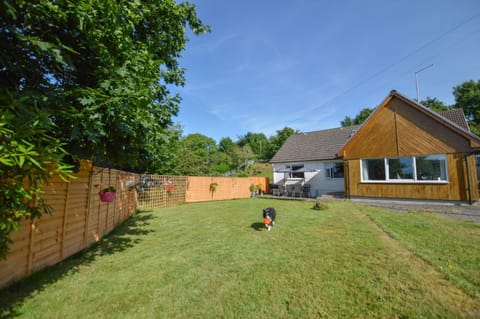 Property building, Day, Garden, pet friendly