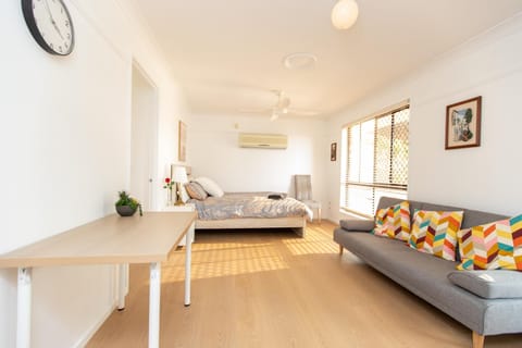 Bed, Photo of the whole room, Seating area, Dining area, Bedroom, air conditioner