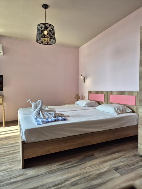 Bed, Photo of the whole room, Bedroom, towels