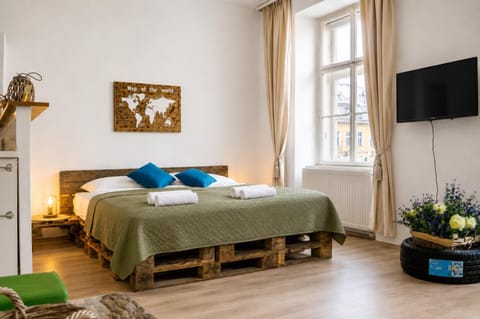 Property building, Bed, TV and multimedia, Bedroom, towels