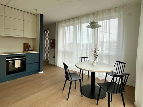 Kitchen or kitchenette, Seating area, Dining area, stove
