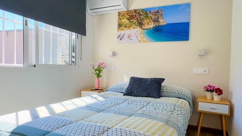 Bed, TV and multimedia, wardrobe