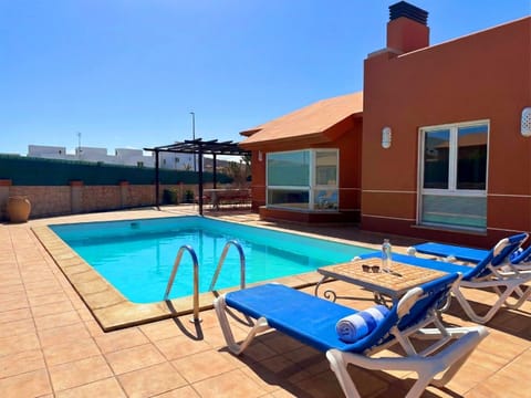 Property building, Patio, Day, Pool view, Swimming pool, sunbed