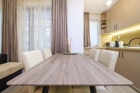 Kitchen or kitchenette, Living room, Seating area, Dining area