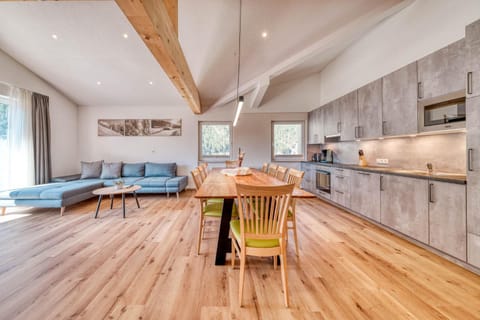 Kitchen or kitchenette, Living room, Seating area, Dining area