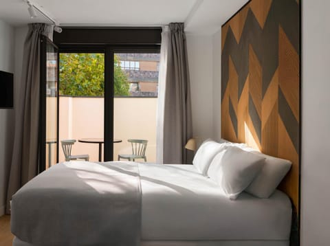 Bed, TV and multimedia, Bedroom