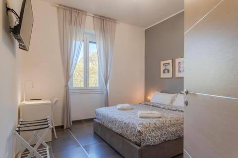 Bed, TV and multimedia, Photo of the whole room, Bedroom, towels
