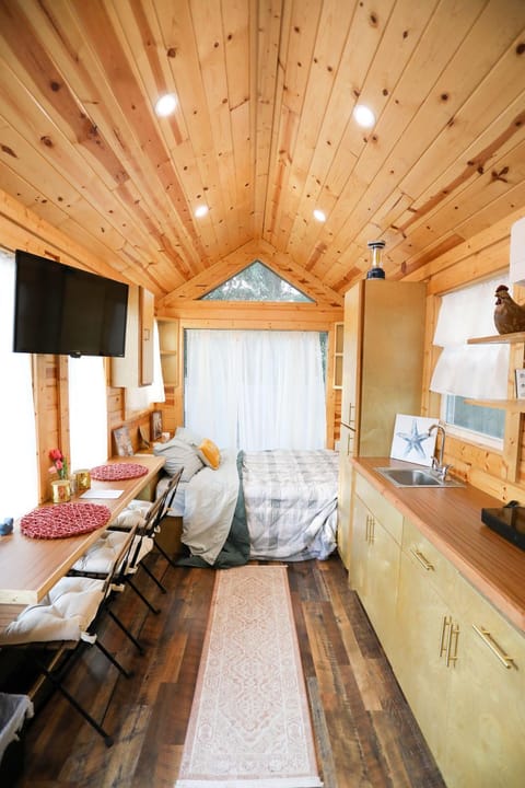 Bed, TV and multimedia, Living room, Photo of the whole room, Seating area
