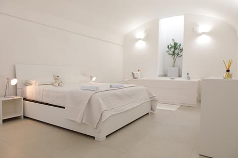 Bed, Hot Tub, Photo of the whole room, Bedroom, towels