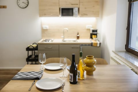 Kitchen or kitchenette, Dining area