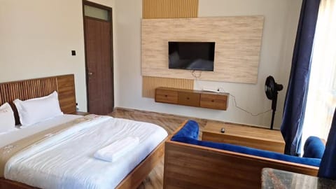 Communal lounge/ TV room, Bed, TV and multimedia, Photo of the whole room, Evening entertainment, Bedroom