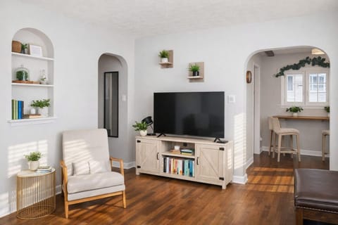 The White Castle - King Bed plus Office House in Appleton