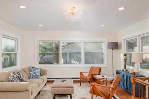 Family Downtown Mansion - Sleeps 13 House in Appleton