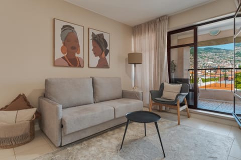 Natural landscape, View (from property/room), Balcony/Terrace, Living room, Seating area, Mountain view