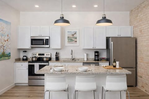 Luxury Downtown 2 Bedroom Flat Apartment in Neenah