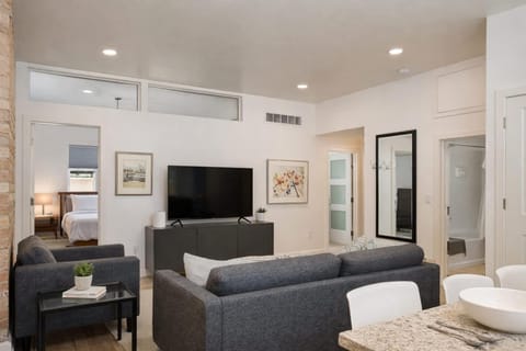 Luxury Downtown 2 Bedroom Flat Apartment in Neenah