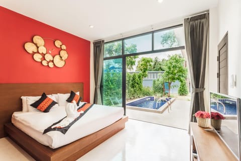 Photo of the whole room, Pool view