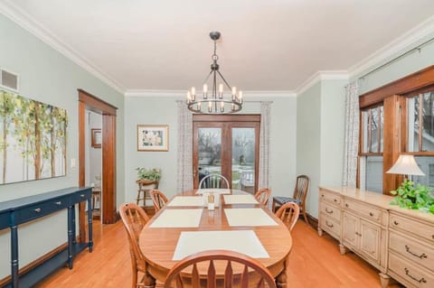 Character Family Home - 3 bedroom 2 bath House in Oshkosh