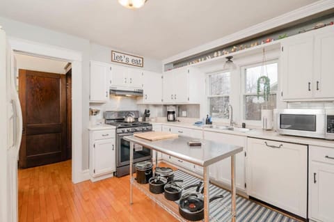 Character Family Home - 3 bedroom 2 bath House in Oshkosh