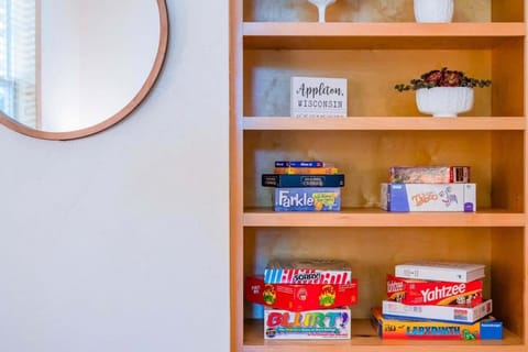 Downtown 2BR Home - Lawrence University College Ave House in Appleton