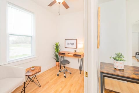 Downtown 2 Bedroom Home - Office House in Oshkosh