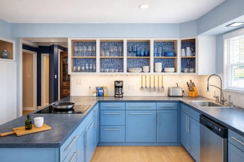 River Drive Retreat - Family Neighborhood sleeps 10 House in Appleton