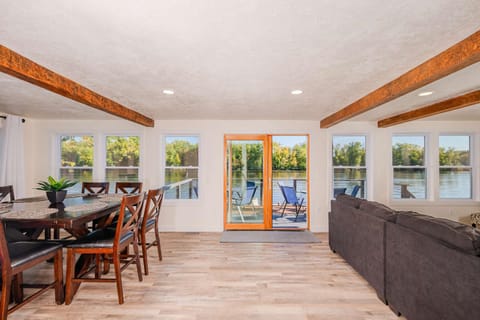 Wolf River Multi-Family Retreat - Sleeps 14 Pontoon Boat Paddle Boards Firepit House in Fremont