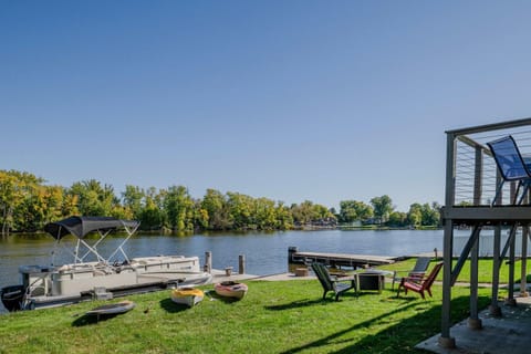 Wolf River Multi-Family Retreat - Sleeps 14 Pontoon Boat Paddle Boards Firepit House in Fremont