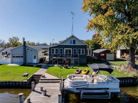 Wolf River Multi-Family Retreat - Sleeps 14 Pontoon Boat Paddle Boards Firepit House in Fremont