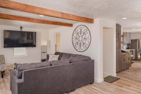 Wolf River Multi-Family Retreat - Sleeps 14 Pontoon Boat Paddle Boards Firepit House in Fremont