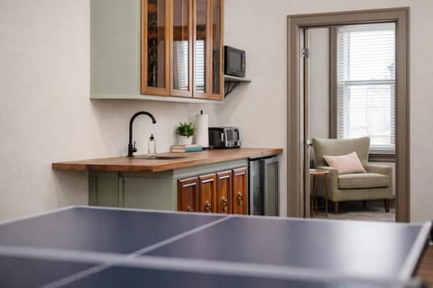 Large Luxury Downtown Loft - Walk to Everything Free Parking Apartment in Oshkosh