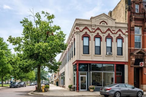 Large Luxury Downtown Loft - Walk to Everything Free Parking Apartment in Oshkosh