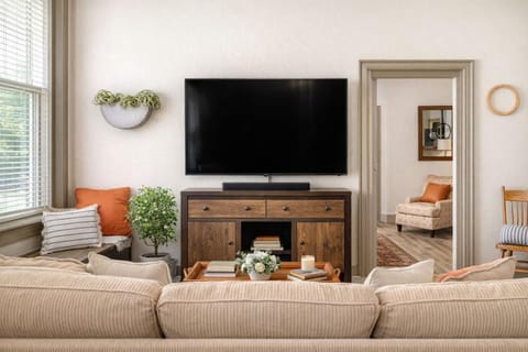 Large Luxury Downtown Loft - Walk to Everything Free Parking Apartment in Oshkosh