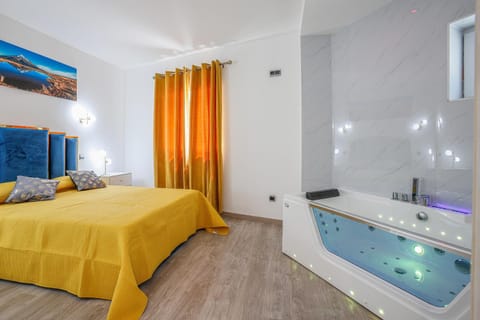 Bed, Hot Tub, Bedroom