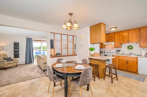 North Appleton Family Home - 3 bedroom Fenced Yard House in Appleton