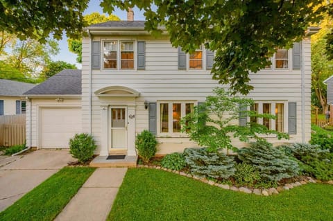 Downtown Oasis Family Home - Lawrence University PAC College Ave House in Appleton