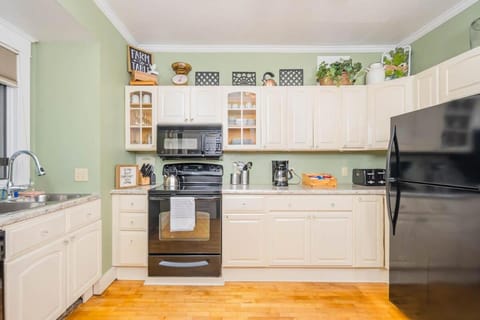 Spacious Downtown Character Home - 4 bedroom 3 bath Lawrence University College Ave House in Appleton