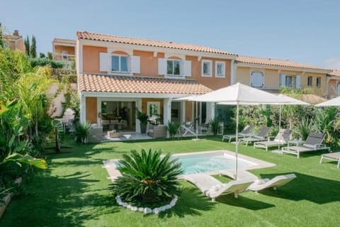 Property building, Garden, Garden view, Pool view, Swimming pool, sunbed
