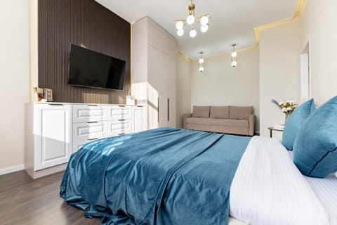 Bed, TV and multimedia, Photo of the whole room, Bedroom