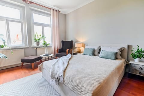 Bed, Living room, Photo of the whole room, Seating area, Bedroom