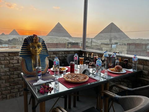 Nearby landmark, Restaurant/places to eat, Day, Natural landscape, Food and drinks, Banquet/Function facilities, Dining area, Food, Drinks